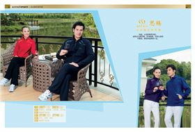 蓝色运动服套装怎么配鞋子