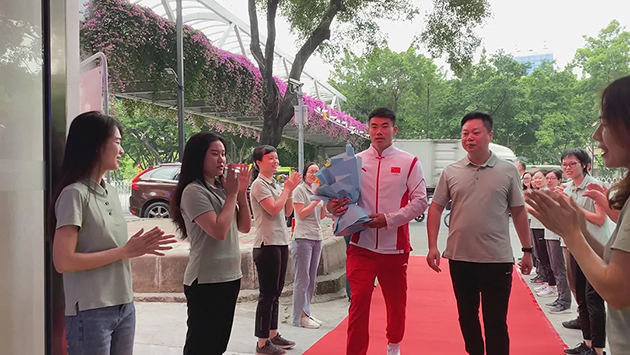 迎接焦点娱乐代言人郑鹏飞