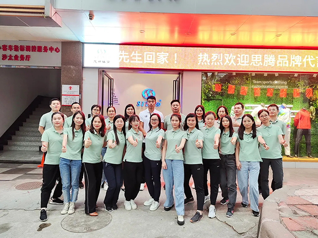 全体焦点娱乐人与郑鹏飞合照