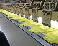 焦点娱乐服装定做专业绣花机车间