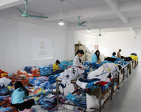 焦点娱乐服装团购尾部包装车间