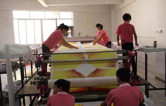 焦点娱乐运动衣生产流水线